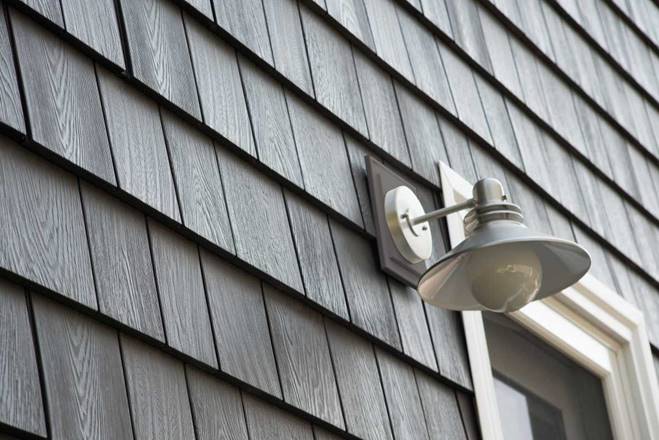 海外の住宅事例-2 グレーの木目デザインの樹脂サイディングの家 外壁材のアップ